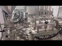 Machine de remplissage, de scellage et d'emballage de gobelets à trois têtes avec scellage par film en rouleau et bouchonnage