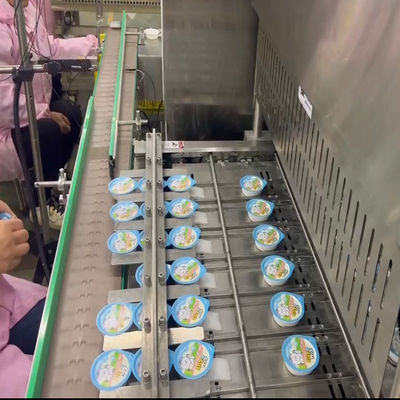 Machine de remplissage et de scellage des aliments pour chats en conserve